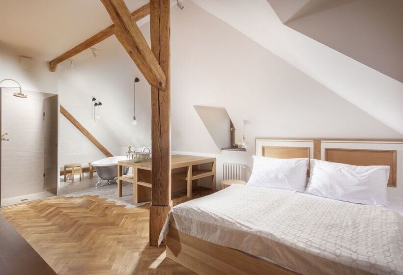 Quarto Deluxe, At The Golden Scissors