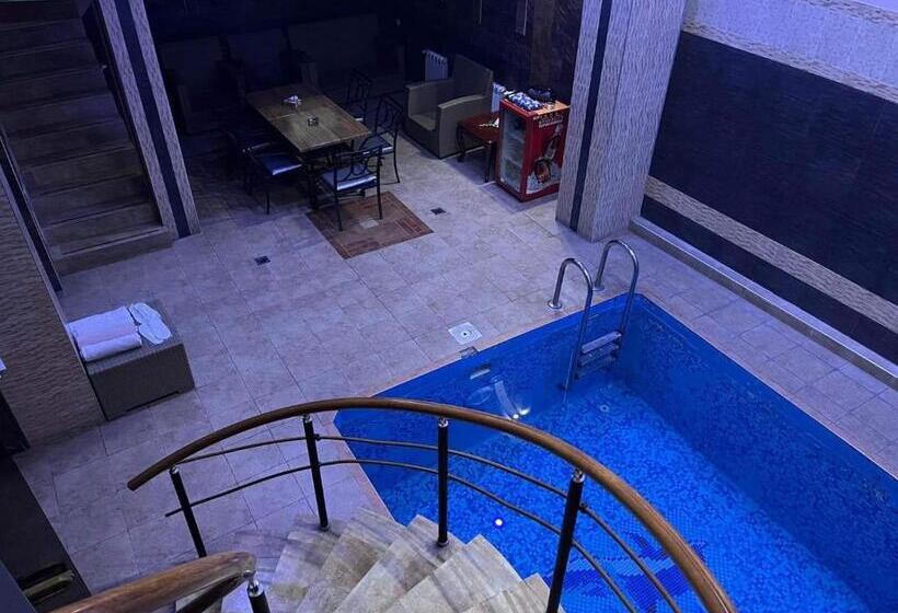 اتاق لوکس, Joy