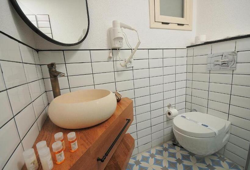 اتاق لوکس سه تخته, Gi̇ri̇tli̇m Buti̇k Otel
