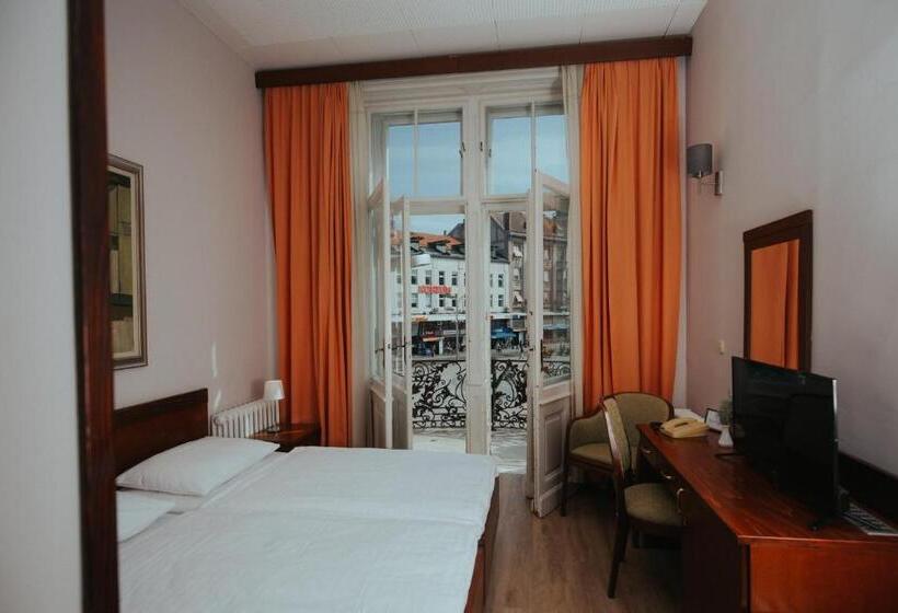 Quarto Estandar com Sacada, Central