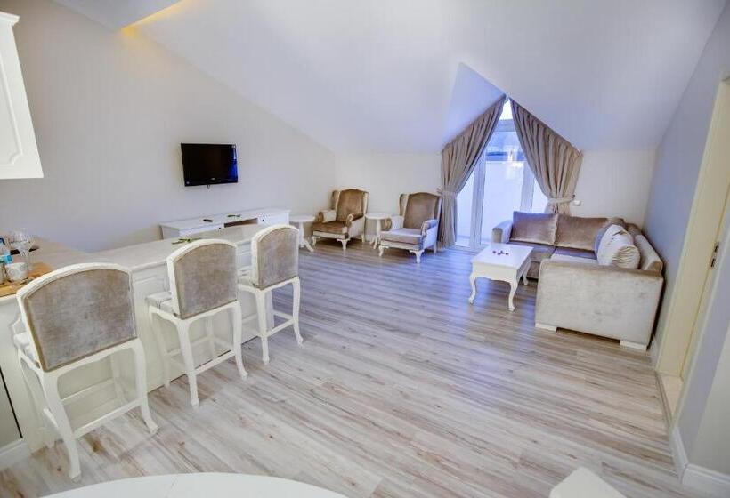 سوئیت پرزیدنت, The Pinehill Hotel & Suites