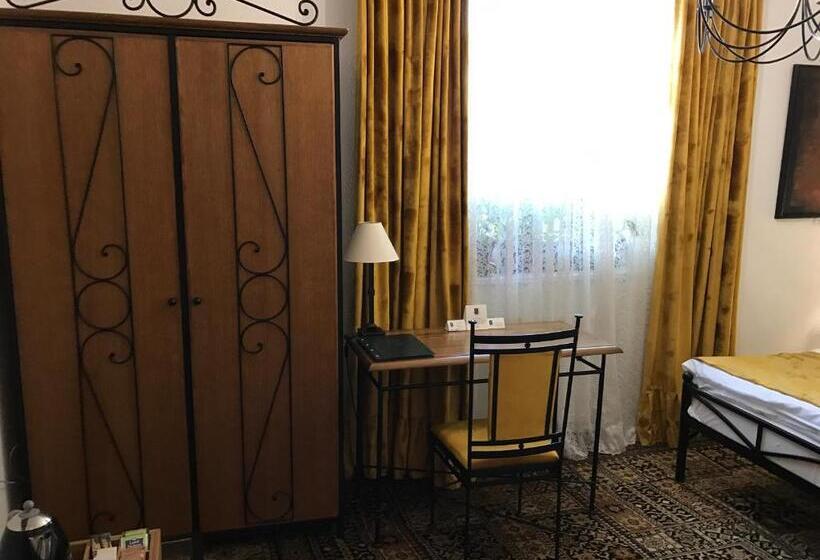 اتاق لوکس با چشم‌انداز باغ, Antik Hotel Sofia