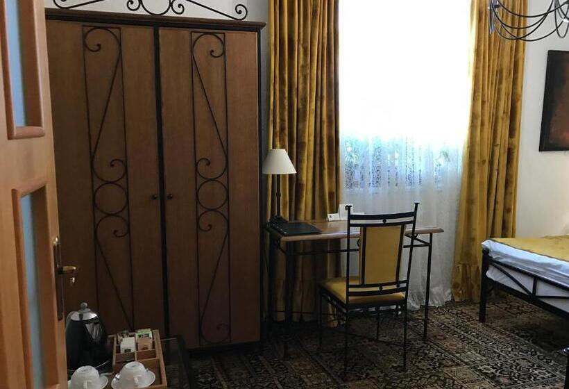 اتاق لوکس با چشم‌انداز باغ, Antik Hotel Sofia
