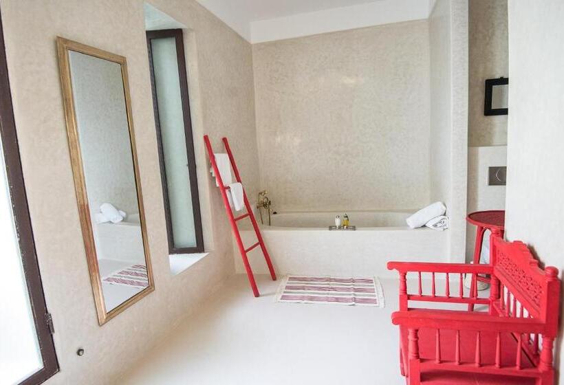 سوییت اجرایی, Riad Alia