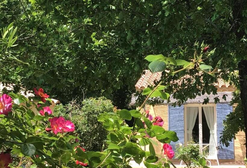Номер Стандарт Вид на Бассейн, Le Clos Des Cigales