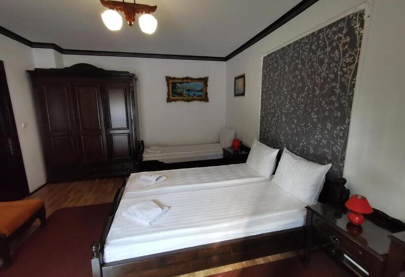 Трехместный Номер Стандарт с Балконом, Casa Cu Cerdac