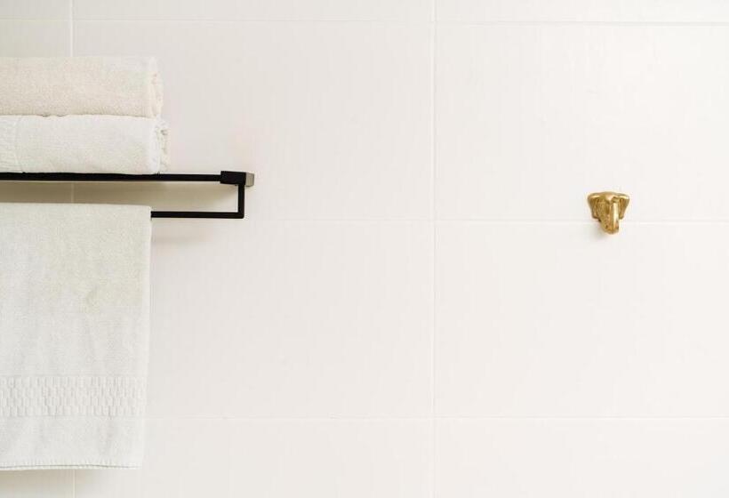 Family Suite, Cris