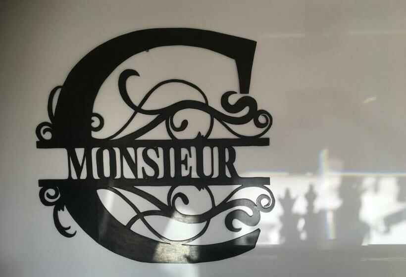 سوییت با چشم‌انداز دریا, Chez Monsieur