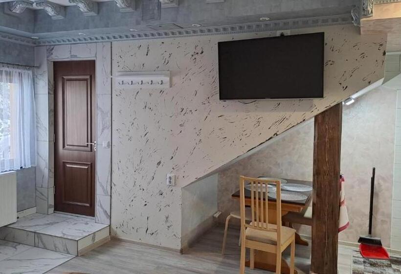 חדר משפחתי, Casa Luna