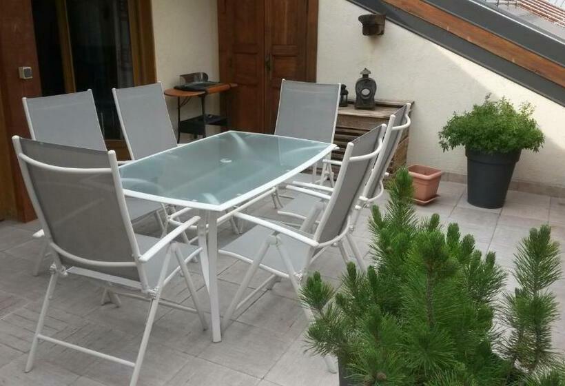 اتاق خانوادگی, A La Bouge Hôtes