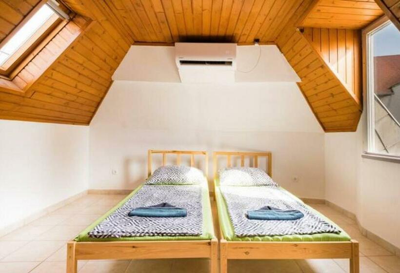اتاق استاندارد با سرویس بهداشتی مشترک, Azure House
