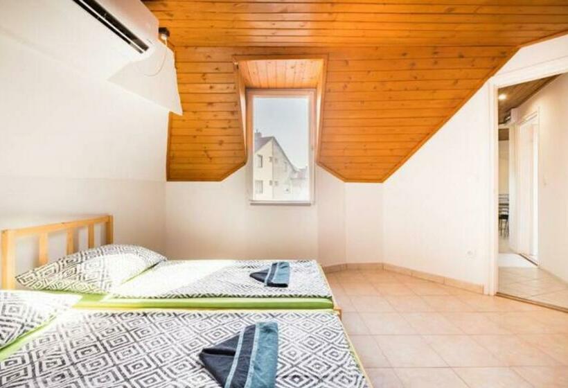 اتاق استاندارد با سرویس بهداشتی مشترک, Azure House