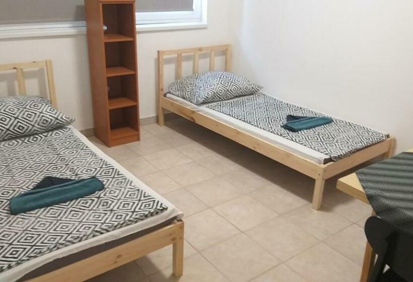 اتاق استاندارد با سرویس بهداشتی مشترک, Azure House