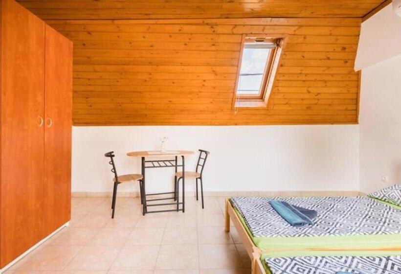 اتاق استاندارد با سرویس بهداشتی مشترک, Azure House