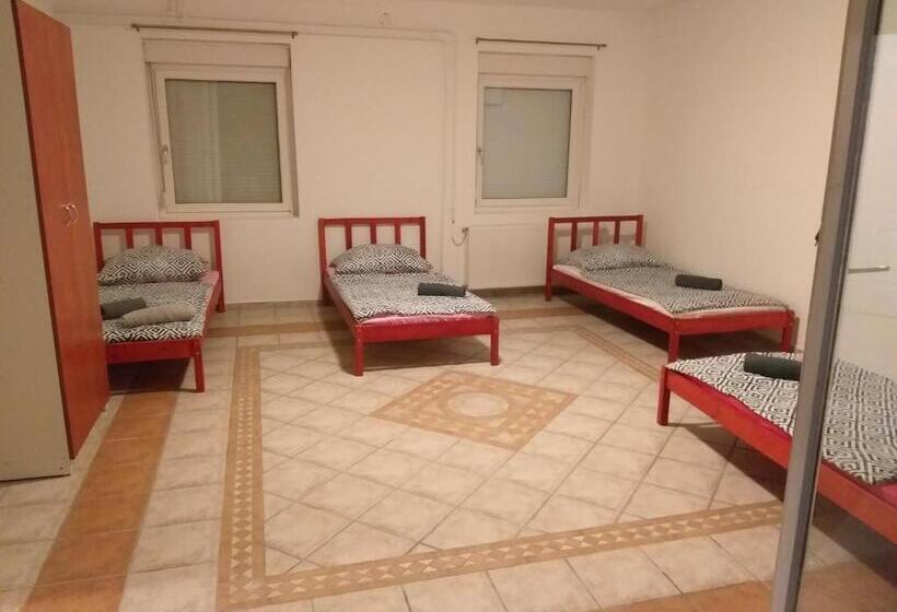 اتاق استاندارد چهارنفره با سرویس بهداشتی مشترک, Azure House