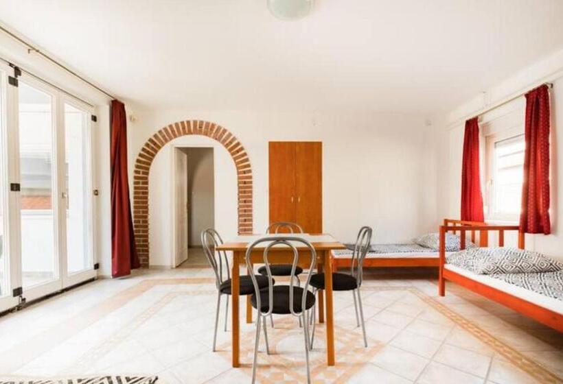 اتاق استاندارد چهارنفره با سرویس بهداشتی مشترک, Azure House