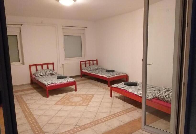 اتاق استاندارد چهارنفره با سرویس بهداشتی مشترک, Azure House