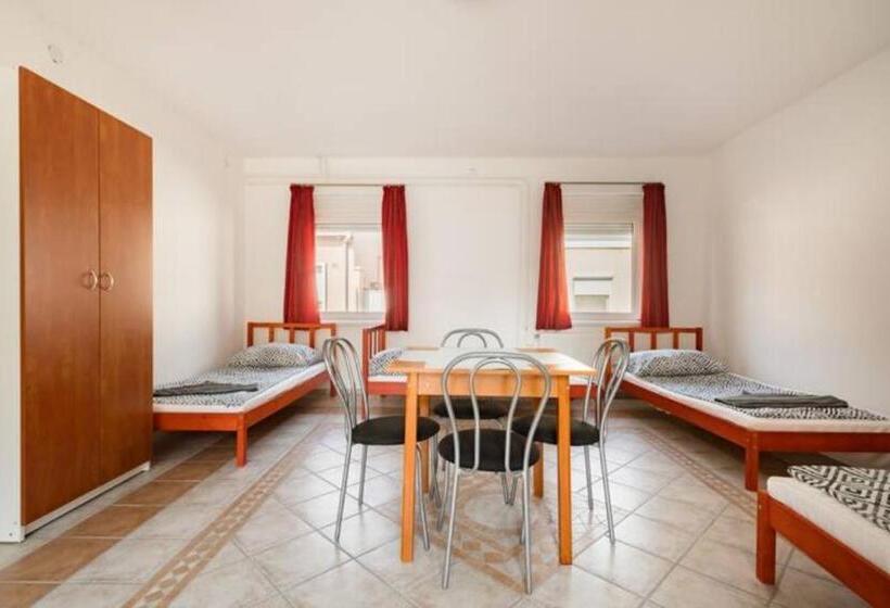 اتاق استاندارد چهارنفره با سرویس بهداشتی مشترک, Azure House