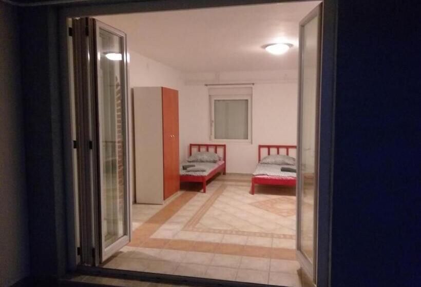 اتاق استاندارد چهارنفره با سرویس بهداشتی مشترک, Azure House