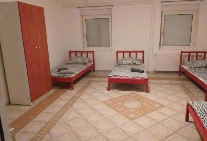 اتاق استاندارد چهارنفره با سرویس بهداشتی مشترک, Azure House