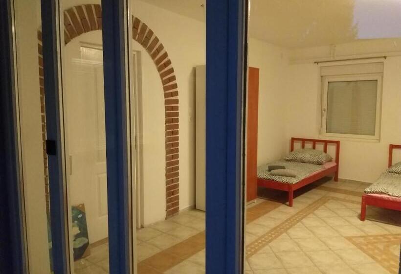 اتاق استاندارد چهارنفره با سرویس بهداشتی مشترک, Azure House