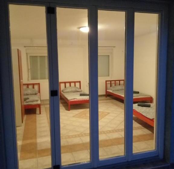 اتاق استاندارد چهارنفره با سرویس بهداشتی مشترک, Azure House