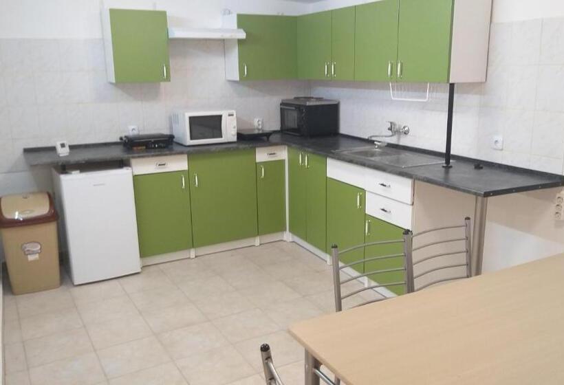 آپارتمان 2 خوابه, Azure House