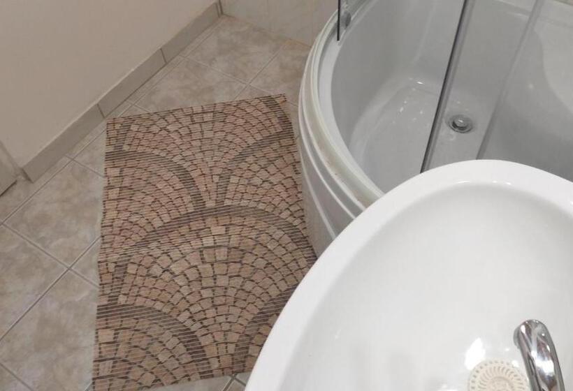 آپارتمان 2 خوابه, Azure House