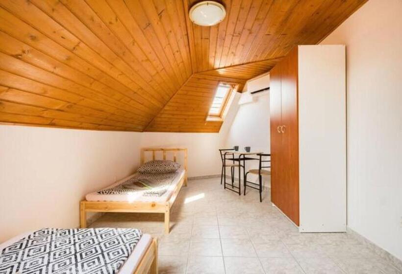 اتاق استاندارد با سرویس بهداشتی مشترک, Azure House