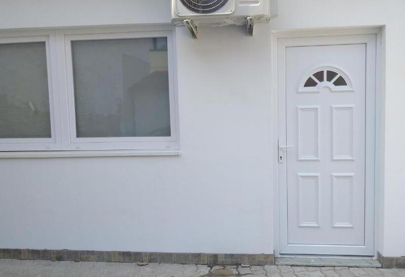 آپارتمان 2 خوابه, Azure House