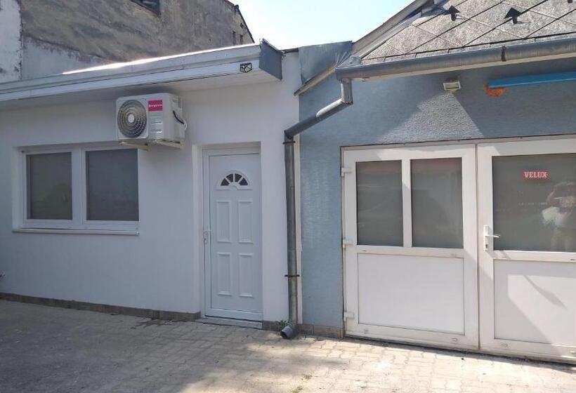 آپارتمان 2 خوابه, Azure House