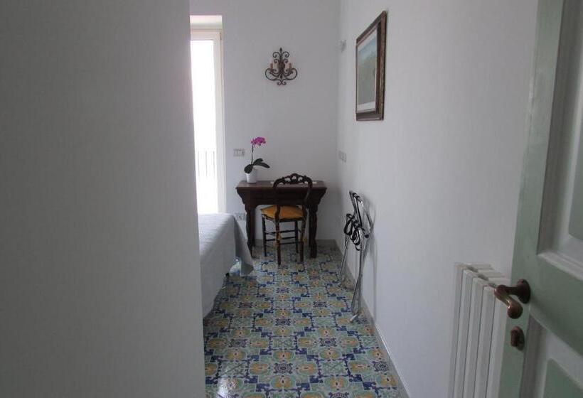 اتاق استاندارد با بالکن و چشم‌انداز دریا, Domus Claudia