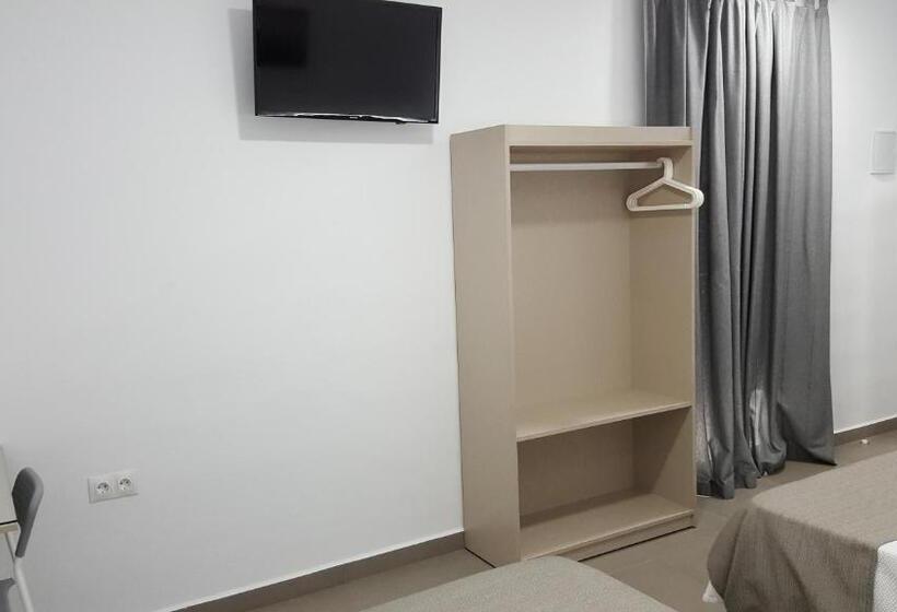 Habitación Triple Estándar con Balcón, Pensión Mastil 16