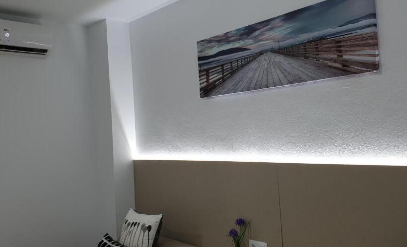 Habitación Triple Estándar, Pensión Mastil 16