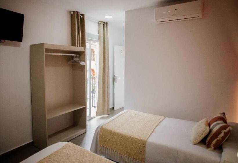 Habitación Triple Estándar con Balcón, Pensión Mastil 16
