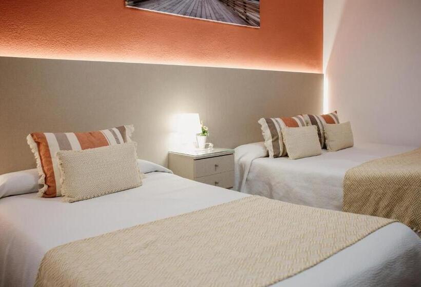 Habitación Triple Estándar con Balcón, Pensión Mastil 16