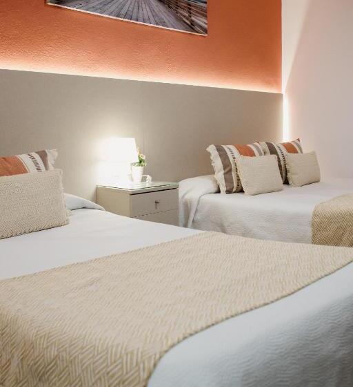 Habitación Triple Estándar con Balcón, Pensión Mastil 16