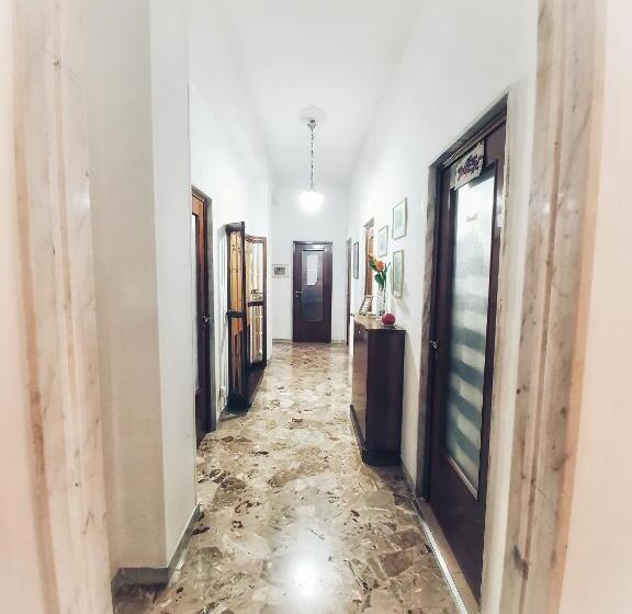 اتاق سه‌نفرۀ استاندارد با سرویس بهداشتی بیرون از اتاق, ççç Matera Short Term Rooms ççç