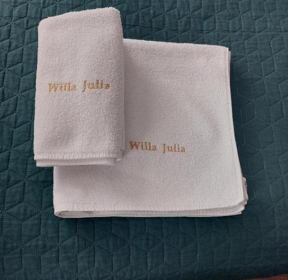 اتاق استاندارد یک نفره, Willa Julia
