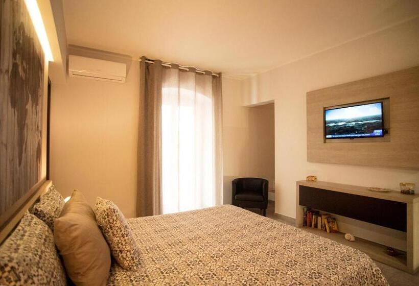 اتاق استاندارد سه تخته با بالکن, B&b Centrale
