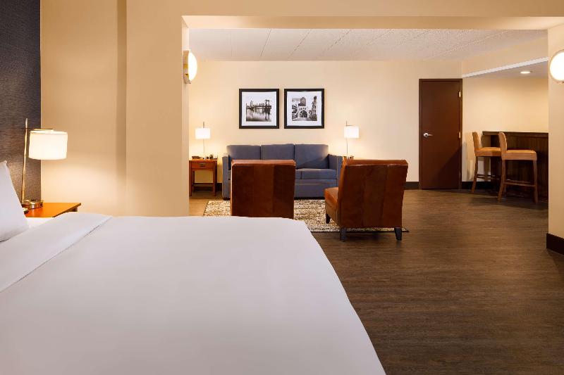 Номер Deluxe, Episode Gading Serpong