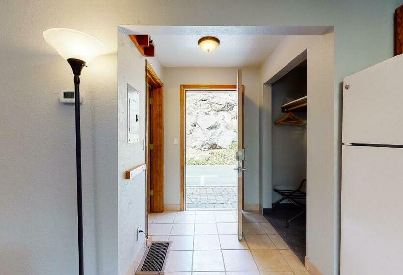 استودیوی استاندارد, Deschutes Riverside Escape