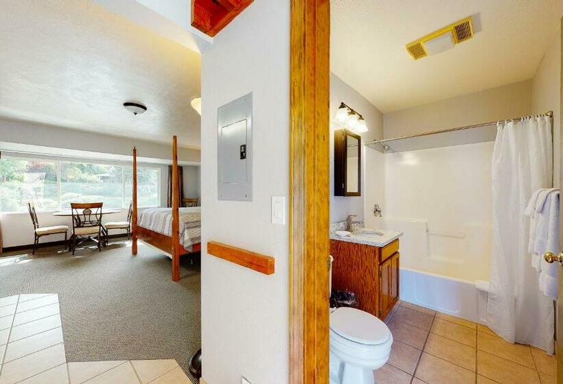 استودیوی استاندارد, Deschutes Riverside Escape