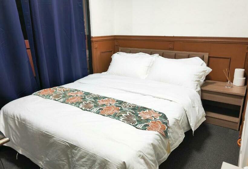 استودیوی استاندارد, Accommodation Services