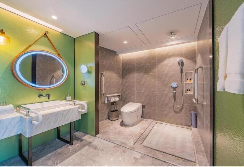 Номер Стандарт Кровать Кинг Адаптированный для Инвалидов, Holiday Inn Zhuhai City Center, An Ihg