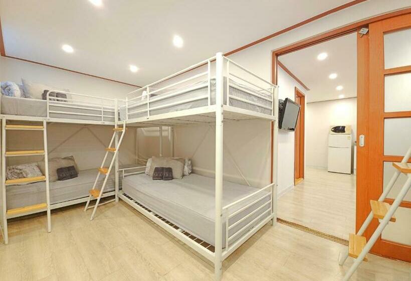 سوییت خانوادگی, Oyo Rooftop Hostel