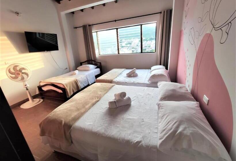 Семейный Номер, Hostal Colors