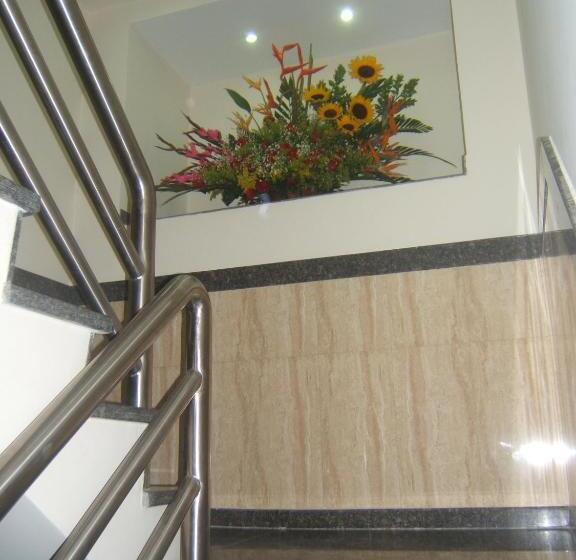 Economy Triple Room, Muevete Por Vargas