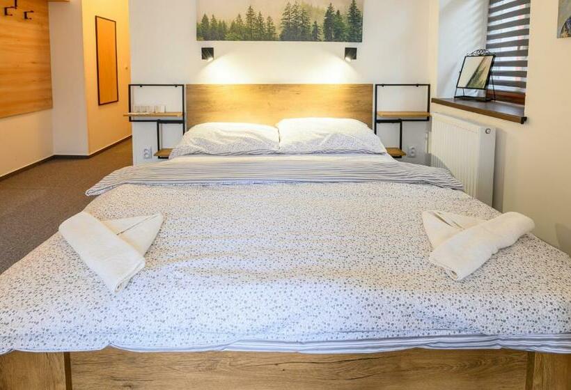 Economy Quadruple Room, Penzion Zámeček