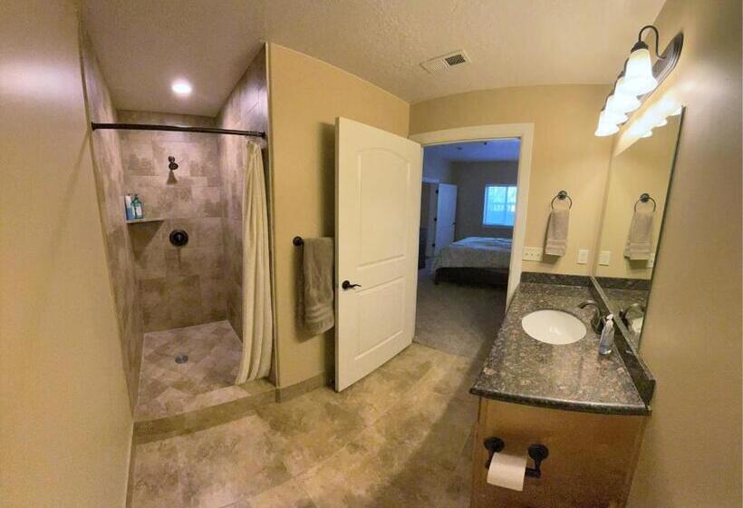 Апартаменты 3 Спальни, Deluxe Downtown Condo Close To Everything!